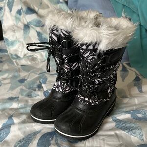 Black and White Winter Boots with Faux Fur